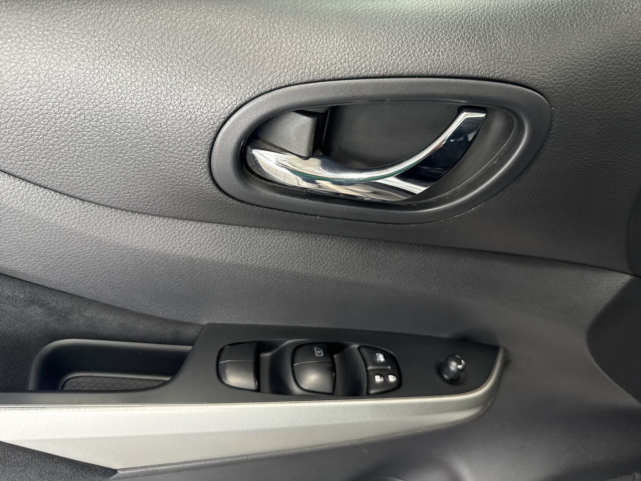 2020 Nissan FRONTIER LE TM AC