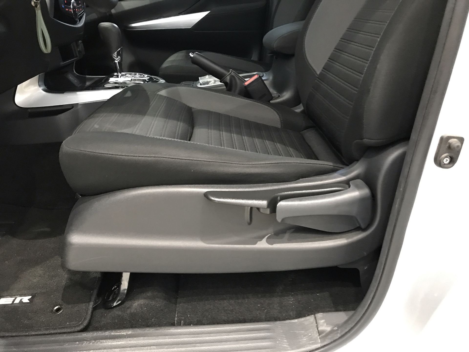 2021 Nissan FRONTIER LE TA 21