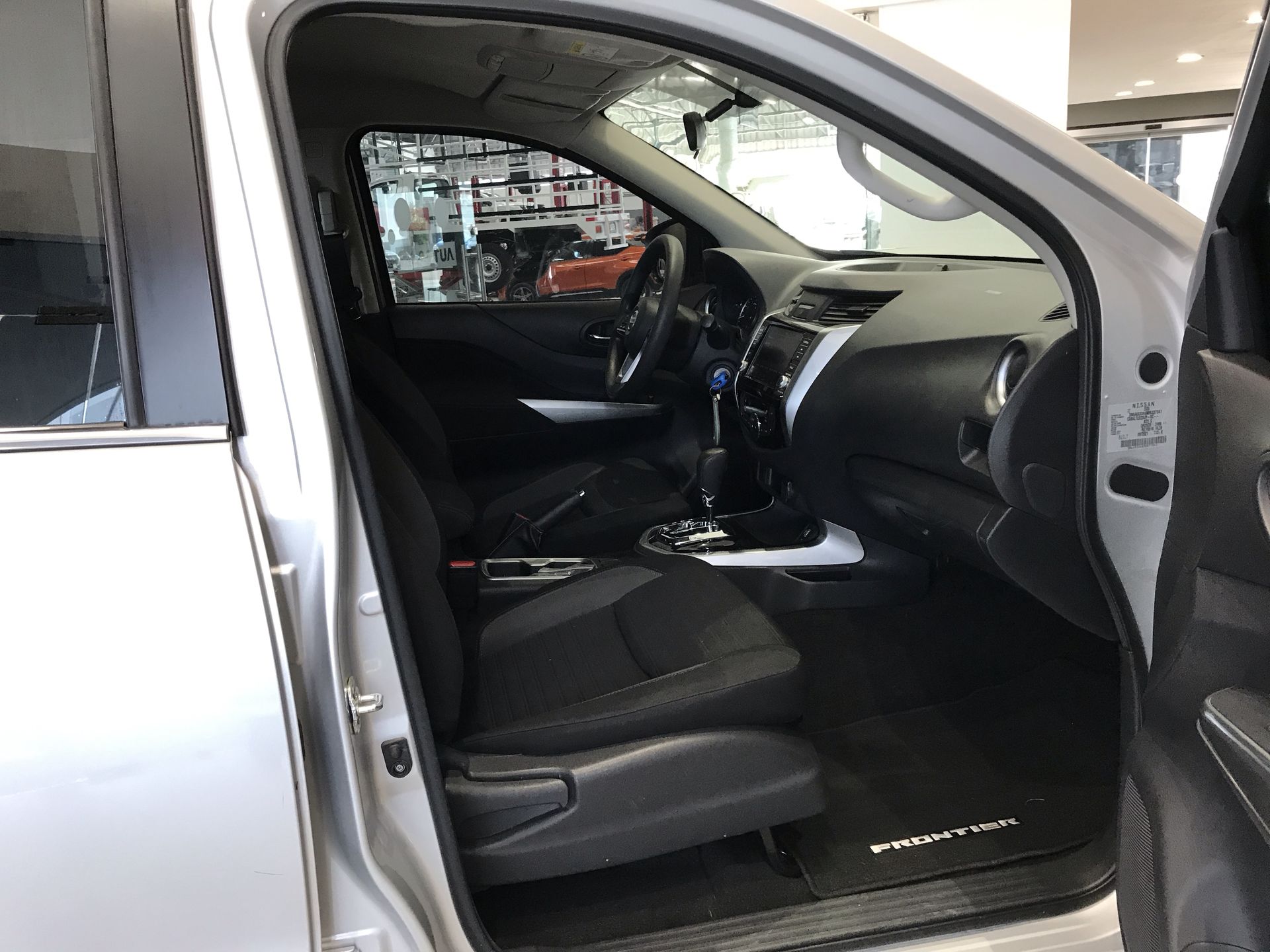 2021 Nissan FRONTIER LE TA 21