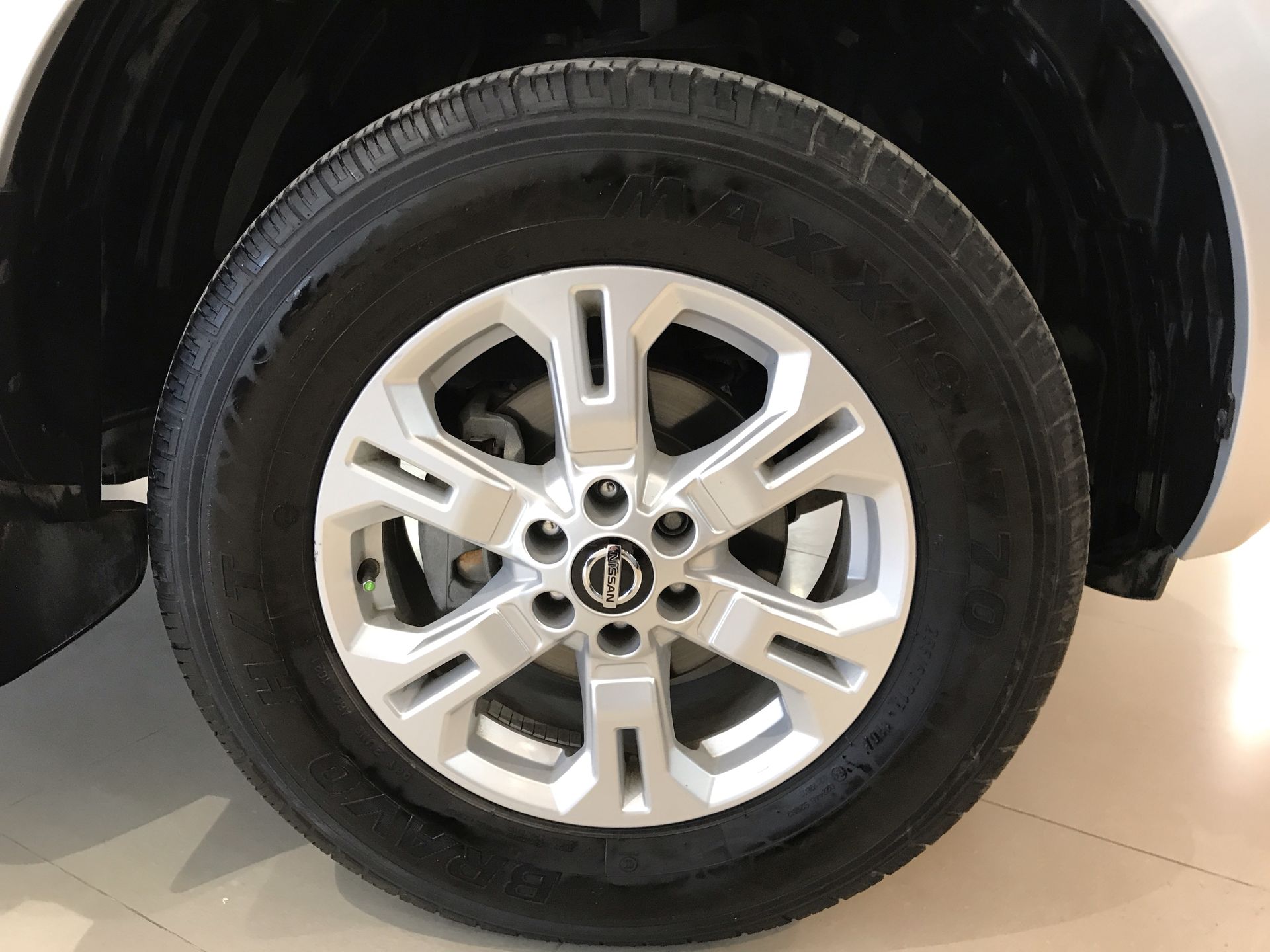 2021 Nissan FRONTIER LE TA 21